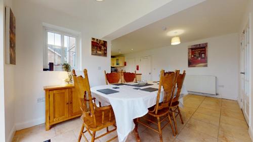Epworth House | 8 double beds in a 5 bedroom house, pets welcome
