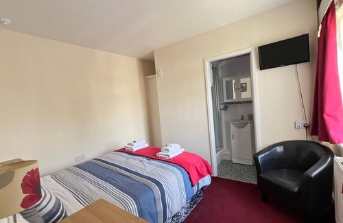 Roundham Bed & Breakfast | 8 - Family Suite w/shower - Double Bed St. Pancras - Room 8