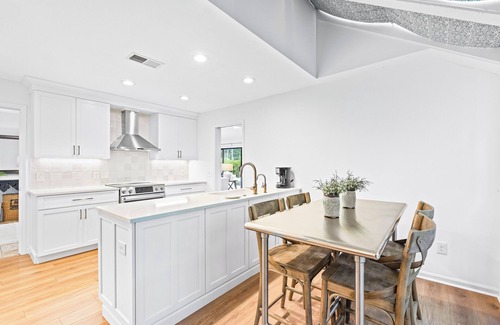 Oceanside House | 8 Laughing Gull: BESTNEST by Beverly Serral *3rd Row Ocean*