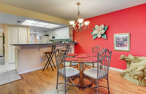 Englewood Condo | 8 Mi to Beach w/Pool Access: Englewood Condo!