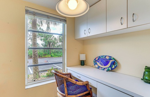 Englewood Condo | 8 Mi to Beach w/Pool Access: Englewood Condo!