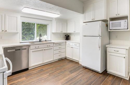 Carver House | 8 Mi to Columbia River Gorge Cottage with Deck!