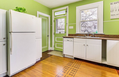 Norwood Apartment | 8 Mi to Dtwn: Inviting Cincinnati Apt w/Porch!