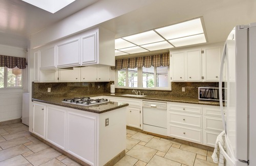 Roosevelt House | 8 Mi to Dtwn: Spacious Home w/Fire Pit in Fresno!