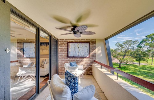 Palm Harbor Apartment | 8 Mi to Honeymoon Island Golf Getaway with Balcony!