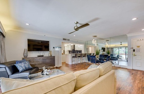Palm Harbor Apartment | 8 Mi to Honeymoon Island Golf Getaway with Balcony!