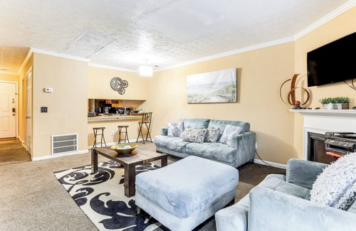 Lithonia House | 8 Mi to Stone Mountain: Quiet Getaway w/Deck