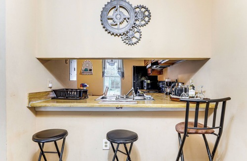 Lithonia House | 8 Mi to Stone Mountain: Quiet Getaway w/Deck