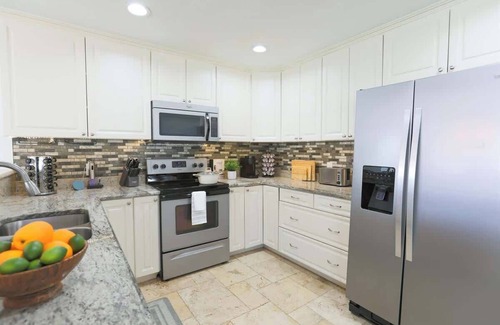 Largo House | 8 min Beach, Hot Tub, Pool & Games @ Snook Haven