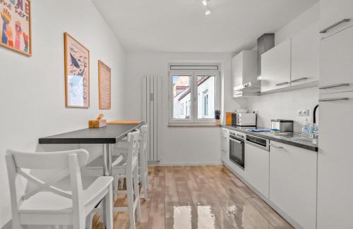 Alte Heide-Hirschau Apartment | 8 min per U-Bahn zum Marienplatz - 120 qm Schwabing - 3 SZ - 2 Bäder - 9 Personen