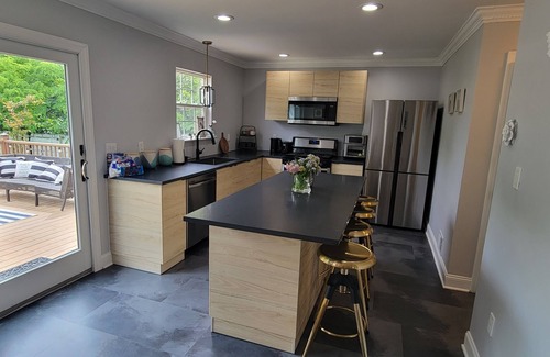 Long Branch House | 8 min Walk to Beach, HUGE and NEW,Family Friendly, Free Beach Passes