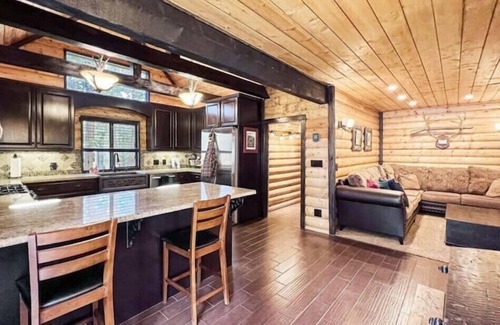 Wrightwood Cabin | 8 min walk to village,Cozy, heater,A.C, fireplace, 5 min drive to mountain high