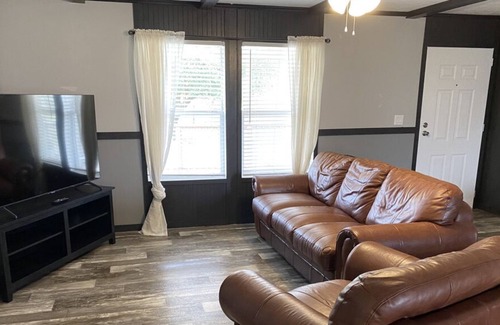 Del Valle House | 8 Minutes from COTA - 6 acre lot