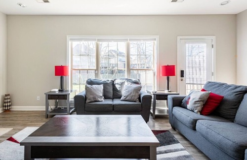 Lexington House | 8 MINUTES TO KENTUCKY HORSE PARK! Two-story Luxury Townhome