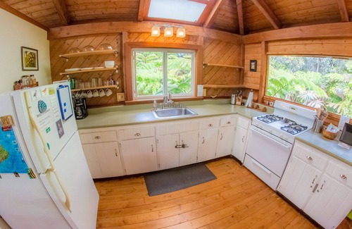 Volcano Cottage | 8 minutes to Nat'l Park! Enjoy the sound of rain & birds in a peaceful retreat.