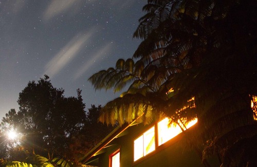 Volcano Cottage | 8 minutes to Nat'l Park! Enjoy the sound of rain & birds in a peaceful retreat.