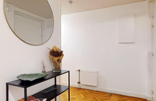 Le Kremlin-Bicetre Apartment | 8 People - 4 rooms - 2 salle de bain - Metro 7 & 14 - Porte Italie - Private Car Park- Wifi