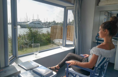 Anjum House | 8 pers Chalet Carla in front of the Lauwersmeer and own fishing pier