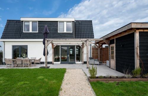 Roelofarendsveen Villa | 8 persons waterfront Villa