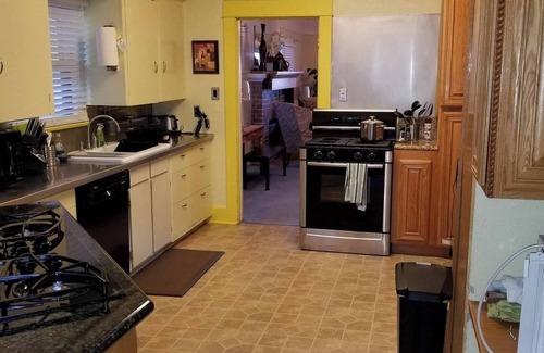 Downtown Klamath Falls House | 80+Day❤️of Downtown | SmartHouse | 4KTV | King, 2 Queens, Double + Twin | BBQ, P