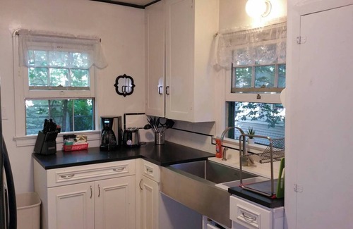 Altamont House | 80+ Day❤️Smart Craftsman ❤️of Downtown | King Queen | BBQs, Patio Set + Fenced Y