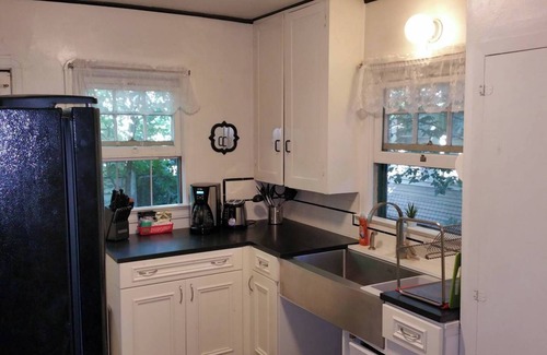 Altamont House | 80+ Day❤️Smart Craftsman ❤️of Downtown | King Queen | BBQs, Patio Set + Fenced Y