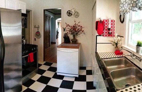 Altamont House | 80+Day Stay Smart Craftsman ❤️ of Downtown | King Double Crib | BBQ, Patio Set +