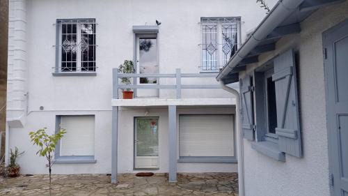 La Terrasse Apartment | 80 m2 appartement indépendant, 4 personnes et plus, piscine et jardin Direct Gare Aéroport