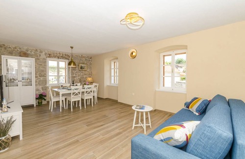 Vrboska House | 80 m² House ∙ 2 bedrooms ∙ 6 guests