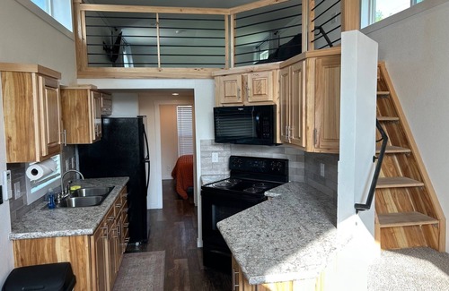 Honey Grove Cabin | 804 Cozy Loft cabin with WiFi, AC in charming Honey Grove
