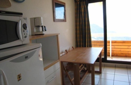 Eclose-Est Apartment | 80m from shops, 4th floor, balcony, tv, ski locker, 23m², Alpe d'Huez