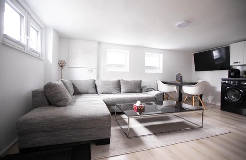 Vinnhorst Apartment | 80qm - 4 rooms - private parking - Keller-Basement - MalliBase Apartments
