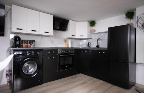 Vinnhorst Apartment | 80qm - 4 rooms - private parking - Keller-Basement - MalliBase Apartments