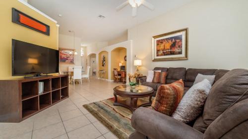 Windsor Palms House | 8190 Fan Palm