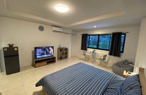 Kathu Apartment | 84 Bar & Guesthouse Room-1