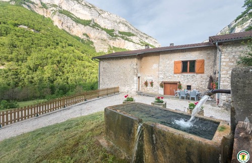 Echevis House | 85 m² Gîte ∙ 3 bedrooms ∙ 6 guests