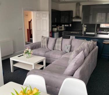 Sheffield House | 8Bed and 9Bath Ensuite House with Hot Tub and Free Wi-Fi