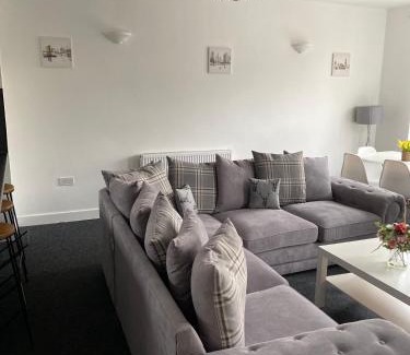 Sheffield House | 8Bed and 9Bath Ensuite House with Hot Tub and Free Wi-Fi