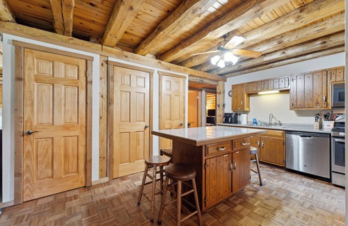 Mauston Cabin | 8BR Log Cabin Sleeps 25+ Pet Friendly Game Room near Castle Rock Lake & WI Dells