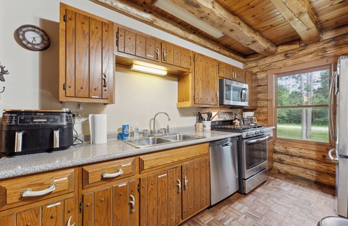 Mauston Cabin | 8BR Log Cabin Sleeps 25+ Pet Friendly Game Room near Castle Rock Lake & WI Dells