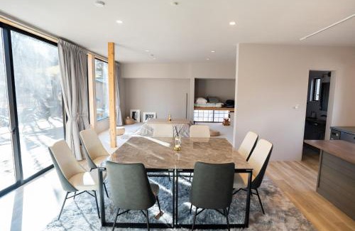 Yamanakako Apartment | 8Lantern サウナ付き民泊で日本10位 最大10名 大きな窓とウッドデッキの一体感 2025年完成 BBQ 貸し切り宿