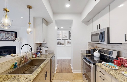 Colonial Homes Condo | 8th-floor condo near downtown Atlanta with balcony, fireplace, W/D