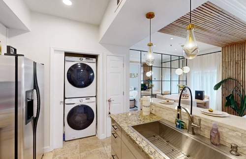 Colonial Homes Condo | 8th-floor condo near downtown Atlanta with balcony, fireplace, W/D