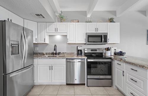South Padre Island Condo | 8TH FLOOR HONEYMOON SUITE,VIEWS FROM 3 FLOOR TO CEILING WINDOWS STEPS TO BEACH
