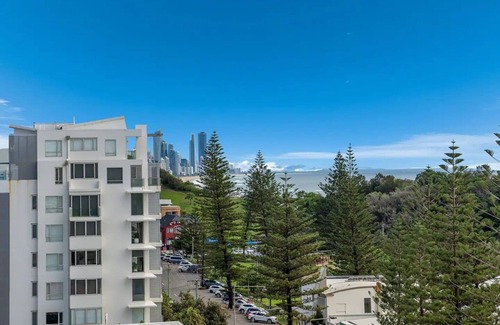 Burleigh Heads Apartment | 8th Floor Ocean View Apartment