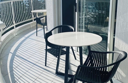 Burleigh Heads Apartment | 8th Floor Ocean View Apartment