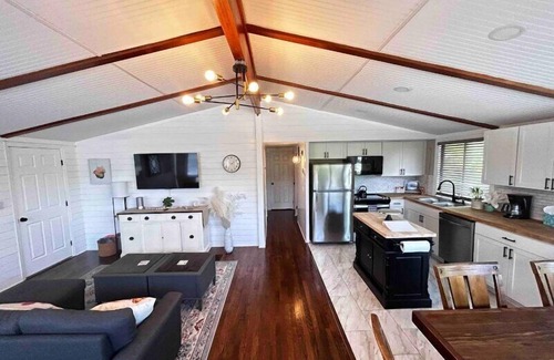Hamilton House | 8th Street Haven - House in DT Hamilton
