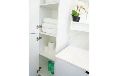 Cote-Saint-Luc Apartment | 9 bedrooms, 4 bathrooms, 2 kitchens, free parking