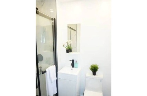 Cote-Saint-Luc Apartment | 9 bedrooms, 4 bathrooms, 2 kitchens, free parking