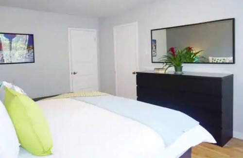 Cote-Saint-Luc Apartment | 9 bedrooms, 4 bathrooms, 2 kitchens, free parking